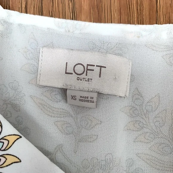 4/$20 LOFT Elegant Floral Top - Picture 2 of 4